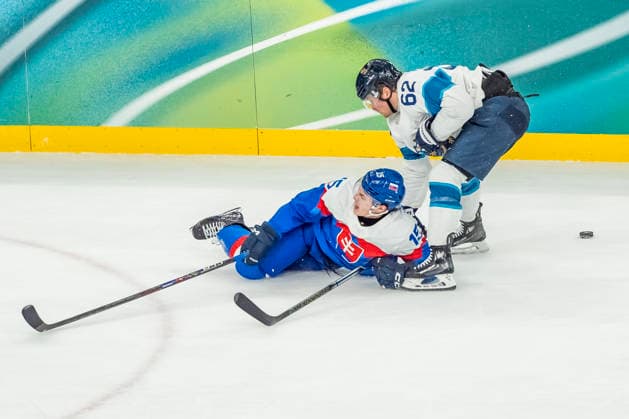 February 21, 2026, Milan, Lombardy, Italy: Forward Artturi Lehkonen 62 of Team Finland plays the puck against Team Slovakia in the Mens Team Slovakia Vs Team Finland Bronze Medal Game game at the Milano Santagiulia Ice hockey, Eishockey Arena in MILAN, Italy during the 2026 Milano Cortina Winter Olympics. Milan Italy - ZUMAa161 20260221_oly_a161_030 Copyright: xWalterxG.xArcex