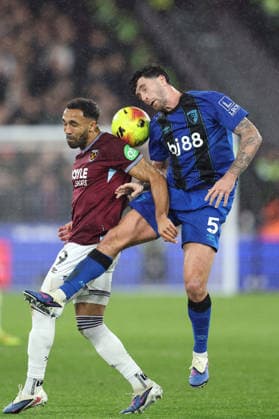 West Ham gegen Bournemouth 21. Februar 2026, London Premier League Fußball West Ham United gegen AFC Bournemouth Callum Wilson von West Ham United und Marcos Senesi von Bournemouth Foto Charlotte Wilson Abseits London UK  Copyright: xCharlottexWilsonx xOffsidexOffside