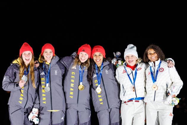 OLYMPICS - Winter Olympic Games, Olympische Spiele, Olympia, OS Milano Cortina 2026 CORTINA D AMPEZZO,ITALY,21.FEB.26 - OLYMPICS, BOBSLEIGH - Winter Olympic Games Milano Cortina 2026, 2-woman, heat 3 and 4, medal ceremony. Image shows Lisa Buckwitz and Neele Schuten (GER), Laura Nolte and Deborah Levi (GER) and the rejoicing of Kaillie Armbruster Humphries and Jasmine Jones (USA). Keywords: medal.  GEPAxpictures xMaticxKlansek