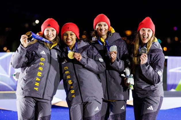 OLYMPICS - Winter Olympic Games, Olympische Spiele, Olympia, OS Milano Cortina 2026 CORTINA D AMPEZZO,ITALY,21.FEB.26 - OLYMPICS, BOBSLEIGH - Winter Olympic Games Milano Cortina 2026, 2-woman, heat 3 and 4, medal ceremony. Image shows the rejoicing of Laura Nolte and Deborah Levi, Neele Schuten and Lisa Buckwitz (GER). Keywords: medal.  GEPAxpictures xMaticxKlansek