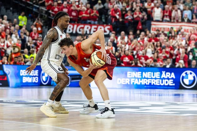 GER, BMW Top Four, Basketball BBL Pokal, semi-final, FC Bayern München Basketball BMA365 Bamberg Baskets 21 02 2026, SAP Garden, Munich, GER, BMW Top Four, Basketball BBL Pokal, semi-final, FC Bayern München Basketball BMA365 Bamberg Baskets Nenad Dimitrijevic FC Bayern München Basketball 0 , Cobe Williams BMA365 Bamberg Baskets, 24 Photo Alexander Trienitz Munich SAP Garden Bayern Germany