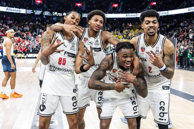 GER, BMW Top Four, Basketball BBL Pokal, semi-final, FC Bayern München Basketball BMA365 Bamberg Baskets 21 02 2026, SAP Garden, Munich, GER, BMW Top Four, Basketball BBL Pokal, semi-final, FC Bayern München Basketball BMA365 Bamberg Baskets Austin Crowley BMA365 Bamberg Baskets, 85 , Demarcus Demonia BMA365 Bamberg Baskets, 8 , Cobe Williams BMA365 Bamberg Baskets, 24 , Ibi Watson BMA365 Bamberg Baskets, 2 cheer Photo Alexander Trienitz Munich SAP Garden Bayern Germany