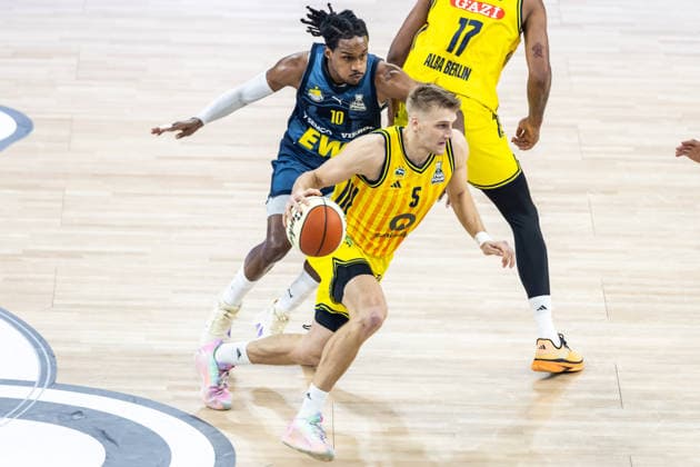 GER, BMW Top Four, Basketball BBL Pokal, semi-final, ALBA Berlin EWE Baskets Oldenburg 21 02 2026, SAP Garden, Munich, GER, BMW Top Four, Basketball BBL Pokal, semi-final, ALBA Berlin EWE Baskets Oldenburg Sam Griesel ALBA Berlin 5 Photo Alexander Trienitz Munich SAP Garden Bayern Germany