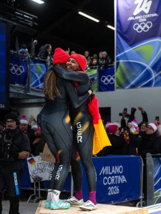 NOLTE Laura, LEVI Deborah (Deutschland) jubeln im Ziel ueber den Sieg und Gold Medaille, ITA, Olympische Spiele Milano Cortina 2026, Olympia, Zweierbob Frauen, Finale, 21.02.2026 ITA, Olympische Spiele Milano Cortina 2026, Olympia, Zweierbob Frauen, Finale, 21.02.2026 Cortina d Ampezzo *** NOLTE Laura, LEVI Deborah Germany celebrate victory and gold medal at the finish, ITA, Olympic Games Milano Cortina 2026, Olympia, two-man bobsleigh women, final, 21 02 2026 ITA, Olympic Games Milano Cortina 2026, Olympia, two-man bobsleigh women, final, 21 02 2026 Cortina d Ampezzo Copyright: xEibner-Pressefoto Memmlerx EP_MMR