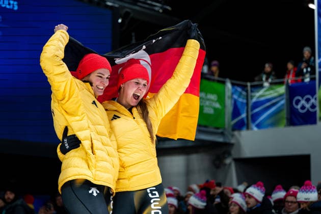 BUCKWITZ Lisa, SCHUTEN Neele (Deutschland) jubeln im Ziel ueber die Silber Medaille, ITA, Olympische Spiele Milano Cortina 2026, Olympia, Zweierbob Frauen, Finale, 21.02.2026 ITA, Olympische Spiele Milano Cortina 2026, Olympia, Zweierbob Frauen, Finale, 21.02.2026 Cortina d Ampezzo *** BUCKWITZ Lisa, SCHUTEN Neele Germany cheering at the finish line for the silver medal, ITA, Olympic Games Milano Cortina 2026, Olympia, two-man bobsleigh women, final, 21 02 2026 ITA, Olympic Games Milano Cortina 2026, Olympia, two-man bobsleigh women, final, 21 02 2026 Cortina d Ampezzo Copyright: xEibner-Pressefoto Memmlerx EP_MMR