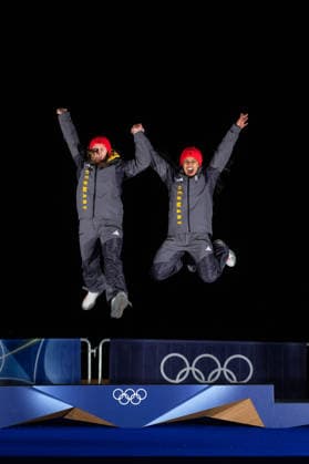 NOLTE Laura, LEVI Deborah (Deutschland) jubeln auf dem Podium bei der Siegerehrung ueber den Sieg und Gold Medaille, ITA, Olympische Spiele Milano Cortina 2026, Olympia, Zweierbob Frauen, Finale, 21.02.2026 ITA, Olympische Spiele Milano Cortina 2026, Olympia, Zweierbob Frauen, Finale, 21.02.2026 Cortina d Ampezzo *** NOLTE Laura, LEVI Deborah Germany cheering on the podium at the award ceremony for the victory and gold medal, ITA, Olympic Games Milano Cortina 2026, Olympia, two-man bobsleigh women, final, 21 02 2026 ITA, Olympic Games Milano Cortina 2026, Olympia, two-man bobsleigh women, final, 21 02 2026 Cortina d Ampezzo Copyright: xEibner-Pressefoto Memmlerx EP_MMR
