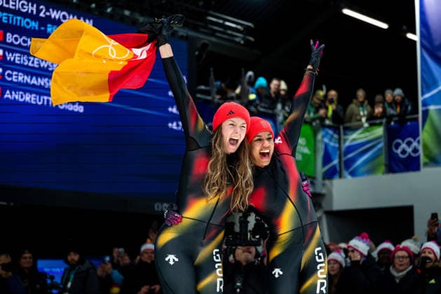 NOLTE Laura, LEVI Deborah (Deutschland) jubeln im Ziel ueber den Sieg und Gold Medaille, ITA, Olympische Spiele Milano Cortina 2026, Olympia, Zweierbob Frauen, Finale, 21.02.2026 ITA, Olympische Spiele Milano Cortina 2026, Olympia, Zweierbob Frauen, Finale, 21.02.2026 Cortina d Ampezzo *** NOLTE Laura, LEVI Deborah Germany celebrate victory and gold medal at the finish, ITA, Olympic Games Milano Cortina 2026, Olympia, two-man bobsleigh women, final, 21 02 2026 ITA, Olympic Games Milano Cortina 2026, Olympia, two-man bobsleigh women, final, 21 02 2026 Cortina d Ampezzo Copyright: xEibner-Pressefoto Memmlerx EP_MMR
