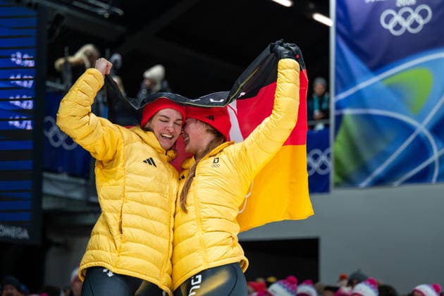 BUCKWITZ Lisa, SCHUTEN Neele (Deutschland) jubeln im Ziel ueber die Silber Medaille, ITA, Olympische Spiele Milano Cortina 2026, Olympia, Zweierbob Frauen, Finale, 21.02.2026 ITA, Olympische Spiele Milano Cortina 2026, Olympia, Zweierbob Frauen, Finale, 21.02.2026 Cortina d Ampezzo *** BUCKWITZ Lisa, SCHUTEN Neele Germany cheering at the finish line for the silver medal, ITA, Olympic Games Milano Cortina 2026, Olympia, two-man bobsleigh women, final, 21 02 2026 ITA, Olympic Games Milano Cortina 2026, Olympia, two-man bobsleigh women, final, 21 02 2026 Cortina d Ampezzo Copyright: xEibner-Pressefoto Memmlerx EP_MMR