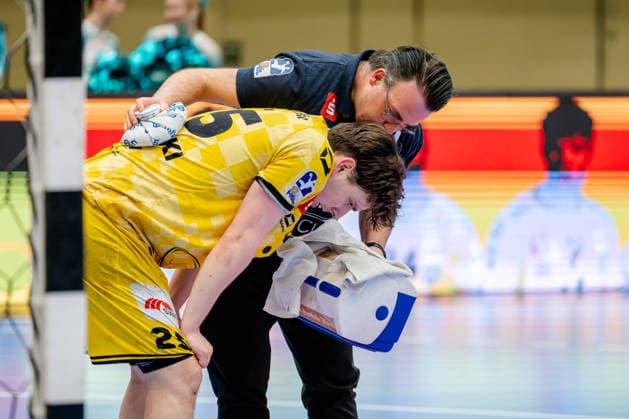 Krefeld, 21 02 2026, Handball, Gentlemen, 2 Bundesliga, 20 Matchday, 2025 2026 HSG Krefeld Lower Rhine TV 05 07 Hüttenberg Niklas Michalski HSG Krefeld Lower Rhine, 25 with Pain After a Collision with the Posts Krefeld Glockenspitzhalle NRW Germany