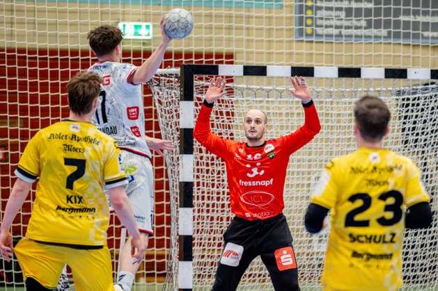 Krefeld, 21 02 2026, Handball, Gentlemen, 2 Bundesliga, 20 Matchday, 2025 2026 HSG Krefeld Lower Rhine TV 05 07 Hüttenberg Pau Guitart HSG Krefeld Lower Rhine Lower Rhine, 12 the Torwurf from Phil Spandau TV 05 07 Hüttenberg, 17 Krefeld Glockenspitzhalle NRW Germany