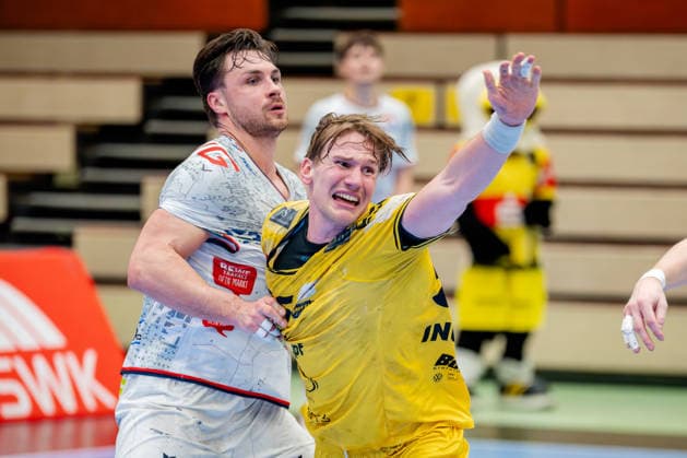 Krefeld, 21 02 2026, Handball, Gentlemen, 2 Bundesliga, 20 Matchday, 2025 2026 HSG Krefeld Lower Rhine TV 05 07 Hüttenberg Niklas Ingenpaß HSG Krefeld Lower Rhine, 55 in duel with Paul OHL TV 05 07 Hüttenberg, 10 Krefeld Glockenspitzhalle NRW Germany