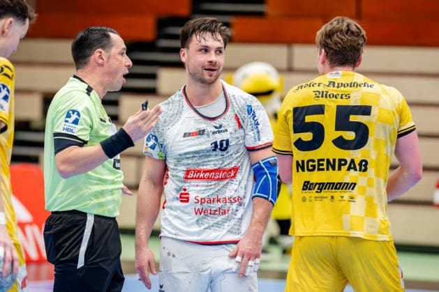 Krefeld, 21 02 2026, Handball, Gentlemen, 2 Bundesliga, 20 Matchday, 2025 2026 HSG Krefeld Lower Rhine TV 05 07 Hüttenberg Fabian Baumgart in Conversation with Paul OHL TV 05 07 Hüttenberg, 10 and Niklas Ingenpaß HSG Krefeld Lower Rhine, 55 Krefeld Glockenspitzhalle NRW Germany