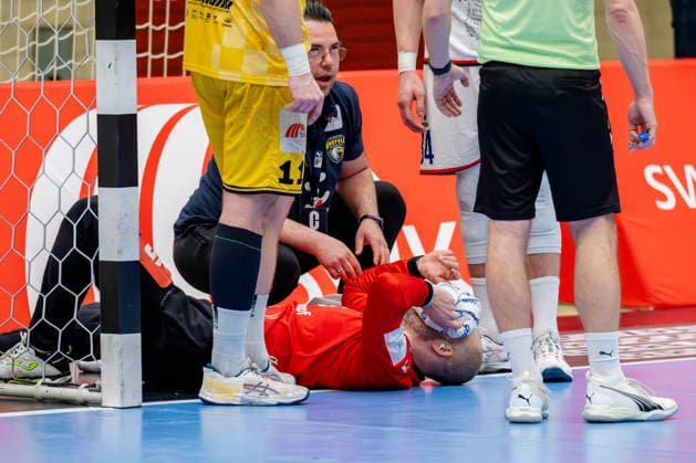 Krefeld, 21 02 2026, Handball, Gentlemen, 2 Bundesliga, 20 Matchday, 2025 2026 HSG Krefeld Lower Rhine TV 05 07 Hüttenberg Pau Guitart HSG Krefeld Lower Rhine Lower Rhine, 12 is After a Head results at Bottom Krefeld Glockenspitzhalle NRW Germany