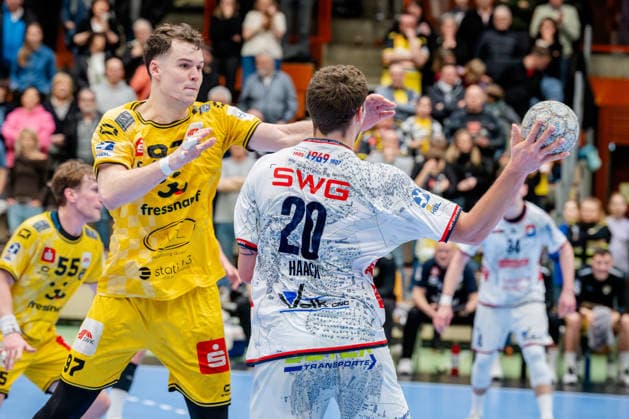 Krefeld, 21 02 2026, Handball, Gentlemen, 2 Bundesliga, 20 Matchday, 2025 2026 HSG Krefeld Lower Rhine TV 05 07 Hüttenberg Matija Mircic HSG Krefeld Lower Rhine, 97 in duel with Leif Haack TV 05 07 Hüttenberg, 20 Krefeld Glockenspitzhalle NRW Germany