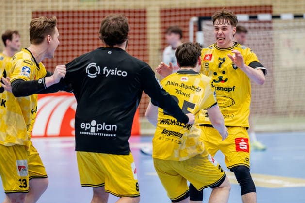 Krefeld, 21 02 2026, Handball, Gentlemen, 2 Bundesliga, 20 Matchday, 2025 2026 HSG Krefeld Lower Rhine TV 05 07 Hüttenberg Marvin Kix HSG Krefeld Lower Rhine, 7 cheering with his Players above the Victory Krefeld Glockenspitzhalle NRW Germany