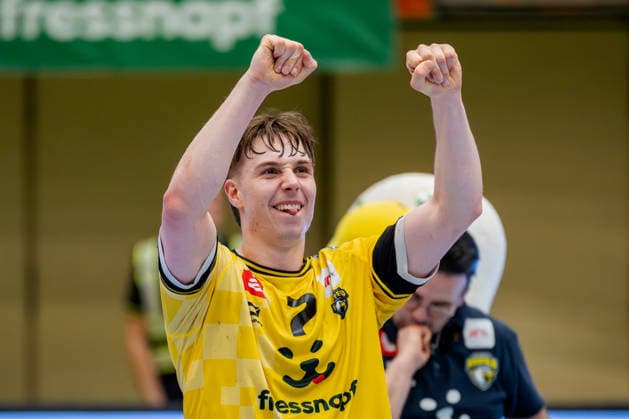 Krefeld, 21 02 2026, Handball, Gentlemen, 2 Bundesliga, 20 Matchday, 2025 2026 HSG Krefeld Lower Rhine TV 05 07 Hüttenberg Marvin Kix HSG Krefeld Lower Rhine, 7 cheering after Game Direction Spectators Krefeld Glockenspitzhalle NRW Germany