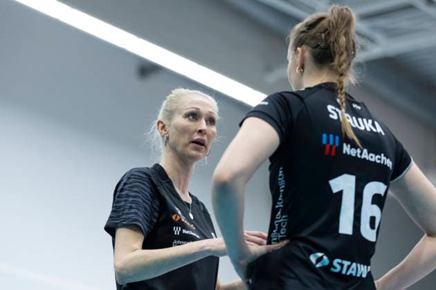 1 Volleyball Bundesliga Women Schwarz Weiss Erfurt vs Ladies in Black Aachen Erfurt 21 02 2026 Mareike Hindriksen Coach Ladies in Black Aachen and Karmena Struka 16 Ladies in Black Aachen 1 Volleyball Bundesliga Women Schwarz Weiss Erfurt vs Ladies in Black Aachen Riethsporthalle Erfurt 21 02 2026 Copyright: xBEAUTIFULxSPORTS Duehringx