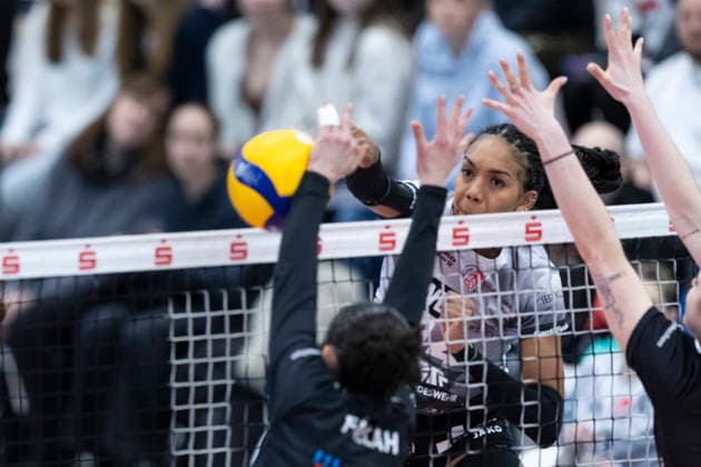 1 Volleyball Bundesliga Women Schwarz Weiss Erfurt vs Ladies in Black Aachen Erfurt 21 02 2026 Alianza Darley 14 Schwarz Weiss Erfurt vs Sophia Fallah 15 Ladies in Black Aachen left and Celine Jebens 1 Ladies in Black Aachen right 1 Volleyball Bundesliga Women Schwarz Weiss Erfurt vs Ladies in Black Aachen Riethsporthalle Erfurt 21 02 2026 Copyright: xBEAUTIFULxSPORTS Duehringx