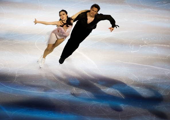 ITALY, MILAN - FEBRUARY 21, 2026: Ice dancers Madison Chock and Evan Bates of the United States perform during the Figure skating, Eiskunstlauf exhibition gala at the 2026 Winter Olympic Games, Olympische Spiele, Olympia, OS at Milano Ice Skating Arena 2026 Winter Olympics: Figure Skating  - ZUMAt113 20260221_zaa_t113_1003 Copyright: xPeterxKovalevx