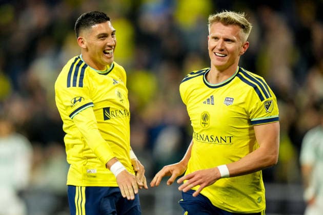 February 21, 2026, Nashville, Tennessee, USA: Nashville SC forward Sam Surridge (9) celebrates his goal against the New England Revolution with forward Cristian Espinoza (7) during the first half at Geodis Park. MLS, Fussball Herren, USA Soccer 2026: New England Revolution At Nashville SC  - ZUMAh237 20260221_zsp_h237_058 Copyright: xCamdenxHallx