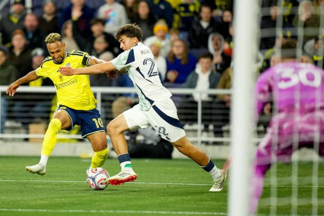 February 21, 2026, Nashville, Tennessee, USA: Nashville SC midfielder Hany Mukhtar (10) moves the ball against New England Revolution defender Ethan Kohler (22) during the first half at Geodis Park. Nashville USA - ZUMAh237 20260221_zsp_h237_067 Copyright: xCamdenxHallx