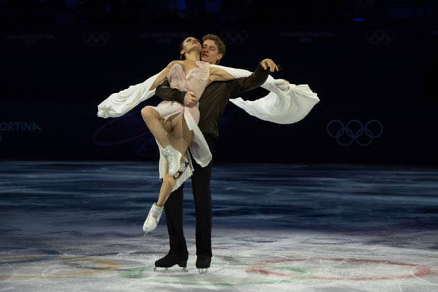 February 21, 2026, Milano, Lombardy, Italy: Madison Chock and Evan Bates of the United States performs in the Figure skating, Eiskunstlauf Gala during the 2026 Winter Olympics at the Milano Ice Skating Arena on Saturday in Milano. Olympics 2026: Milano Cortina: Figure Skating Men s  - ZUMAj89_ 20260221_oly_j89_009 Copyright: xPaulxKitagakixJr.x
