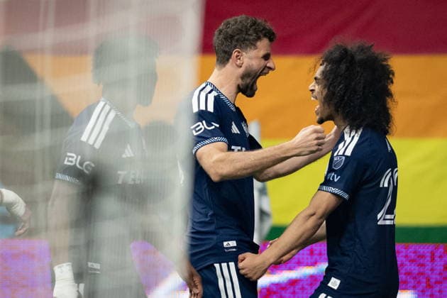 February 21, 2026, Vancouver, Bc, CANADA: Vancouver Whitecaps Thomas Muller, centre, and Aziel Jackson celebrate Jackson s goal against Real Salt Lake during the second half of an MLS, Fussball Herren, USA soccer match in Vancouver, on Saturday, February 21, 2026. Canada News - February 21, 2026  - ZUMAc35_ 20260221_zaf_c35_170 Copyright: xEthanxCairnsx