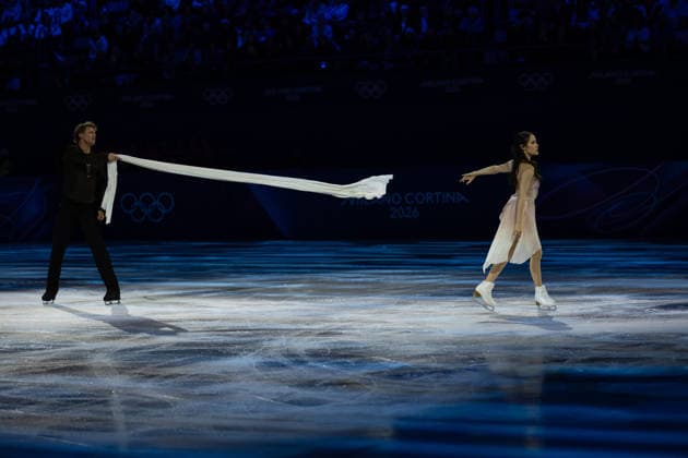 February 21, 2026, Milano, Lombardy, Italy: Madison Chock and Evan Bates of the United States performs in the Figure skating, Eiskunstlauf Gala during the 2026 Winter Olympics at the Milano Ice Skating Arena on Saturday in Milano. Olympics 2026: Milano Cortina: Figure Skating Men s  - ZUMAj89_ 20260221_oly_j89_086 Copyright: xPaulxKitagakixJr.x