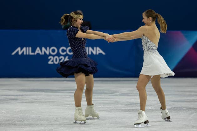 February 21, 2026, Milano, Lombardy, Italy: Alysa Liu of the United States celebrates with Carolina Kostner during the Figure skating, Eiskunstlauf Gala during the 2026 Winter Olympics at the Milano Ice Skating Arena on Saturday in Milano. Milano Italy - ZUMAj89_ 20260221_oly_j89_176 Copyright: xPaulxKitagakixJr.x