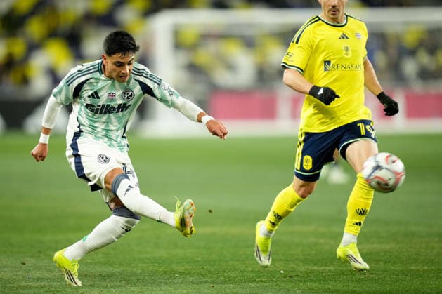 February 21, 2026, Nashville, Tennessee, USA: New England Revolution defender Tanner Beason (4) passes the ball past Nashville SC midfielder Alex Muyl (19) during the second half at Geodis Park. Nashville USA - ZUMAh237 20260221_zsp_h237_083 Copyright: xCamdenxHallx