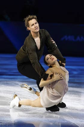 Milan Cortina Olympics: Figure skating, Eiskunstlauf American ice dancers Madison Chock (bottom) and Evan Bates perform in the figure skating exhibition gala at the Milan Cortina Olympics on Feb. 21, 2026, at Milano Ice Skating Arena in Milan.  A14AA0005313730P