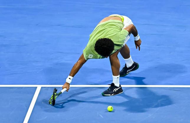 ATP, Tennis Herren Qatar Exxonmobil Open-final Arthur Fils of France reacts smashing his racket during the menÕs singles final against Carlos Alcaraz of Spain at the ATP Qatar ExxonMobil Open 2026 tennis tournament at the Khalifa International Tennis Complex in Doha, Qatar, on February 21, 2026. DOHA Qatar Copyright: xNOUSHADx