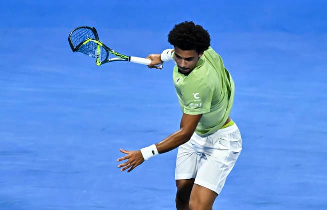 ATP, Tennis Herren Qatar Exxonmobil Open-final Arthur Fils of France reacts smashing his racket during the menÕs singles final against Carlos Alcaraz of Spain at the ATP Qatar ExxonMobil Open 2026 tennis tournament at the Khalifa International Tennis Complex in Doha, Qatar, on February 21, 2026. DOHA Qatar Copyright: xNOUSHADx