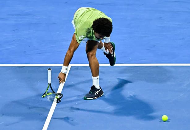 ATP, Tennis Herren Qatar Exxonmobil Open-final Arthur Fils of France reacts smashing his racket during the menÕs singles final against Carlos Alcaraz of Spain at the ATP Qatar ExxonMobil Open 2026 tennis tournament at the Khalifa International Tennis Complex in Doha, Qatar, on February 21, 2026. DOHA Qatar Copyright: xNOUSHADx