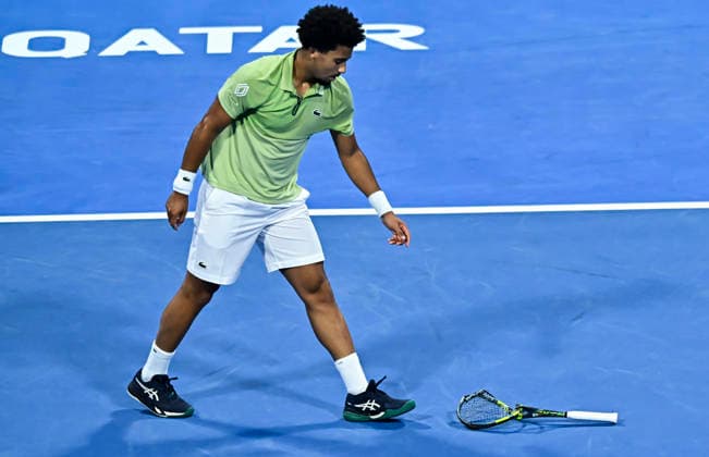 ATP, Tennis Herren Qatar Exxonmobil Open-final Arthur Fils of France reacts smashing his racket during the menÕs singles final against Carlos Alcaraz of Spain at the ATP Qatar ExxonMobil Open 2026 tennis tournament at the Khalifa International Tennis Complex in Doha, Qatar, on February 21, 2026. DOHA Qatar Copyright: xNOUSHADx