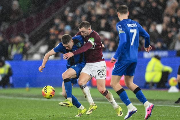 West Ham United v Bournemouth - Premier League Jarrod Bowen of West Ham United challenges Adrien Truffert during the Premier League match between West Ham United and AFC Bournemouth at the London Stadium in Stratford, England, on February 21, 2026. Stratford Greater London United Kingdom  Copyright: xMIxNewsx originalFilename:fletcher-westhamu260221_npbTj.jpg