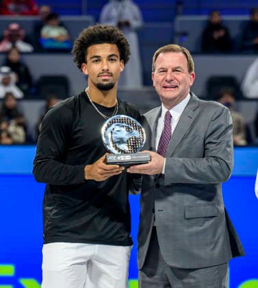 ATP, Tennis Herren Qatar Exxonmobil Open-final Arthur Fils of France receives the runner-up trophy from a tournament dignitary during the awarding ceremony of the men s singles final match at the ATP Qatar Exxonmobil Open 2026 tennis tournament at the Khalifa International Tennis Complex in Doha, Qatar, on February 21, 2026. DOHA Qatar Copyright: xNOUSHADx