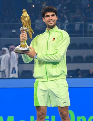 ATP, Tennis Herren Qatar Exxonmobil Open-final Carlos Alcaraz of Spain celebrates with the trophy after winning his men s singles final match against Arthur Fils of France at the ATP Qatar Exxonmobil Open 2026 tennis tournament at the Khalifa International Tennis Complex in Doha, Qatar, on February 21, 2026. DOHA Qatar Copyright: xNOUSHADx