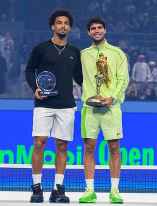 ATP, Tennis Herren Qatar Exxonmobil Open-final Champion Carlos Alcaraz (R) of Spain and runner-up Arthur Fils (L) of France with their trophies after the men s singles final match at the ATP Qatar Exxonmobil Open 2026 tennis tournament at the Khalifa International Tennis Complex in Doha, Qatar, on February 21, 2026. DOHA Qatar Copyright: xNOUSHADx