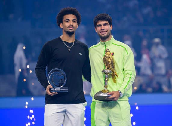 ATP, Tennis Herren Qatar Exxonmobil Open-final Champion Carlos Alcaraz (R) of Spain and runner-up Arthur Fils (L) of France with their trophies after the men s singles final match at the ATP Qatar Exxonmobil Open 2026 tennis tournament at the Khalifa International Tennis Complex in Doha, Qatar, on February 21, 2026. DOHA Qatar Copyright: xNOUSHADx