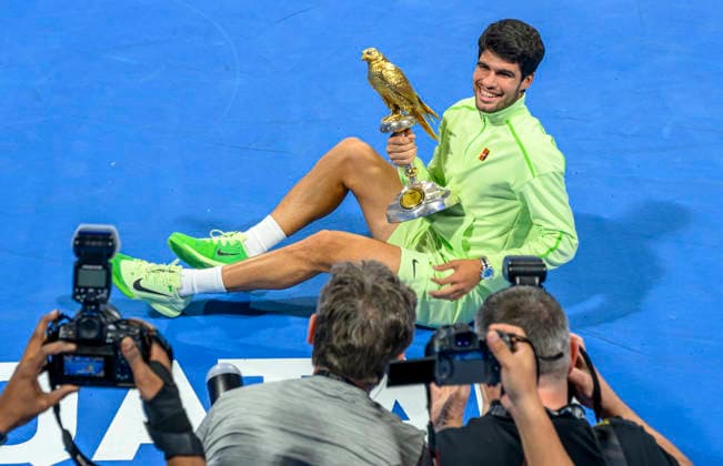 ATP, Tennis Herren Qatar Exxonmobil Open-final Carlos Alcaraz of Spain celebrates with the trophy after winning his men s singles final match against Arthur Fils of France at the ATP Qatar Exxonmobil Open 2026 tennis tournament at the Khalifa International Tennis Complex in Doha, Qatar, on February 21, 2026. DOHA Qatar Copyright: xNOUSHADx