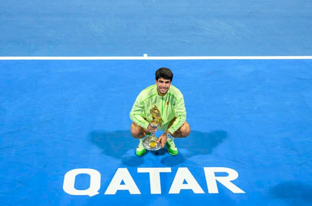 ATP, Tennis Herren Qatar Exxonmobil Open-final Carlos Alcaraz of Spain celebrates with the trophy after winning his men s singles final match against Arthur Fils of France at the ATP Qatar Exxonmobil Open 2026 tennis tournament at the Khalifa International Tennis Complex in Doha, Qatar, on February 21, 2026. DOHA Qatar Copyright: xNOUSHADx