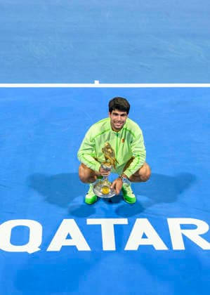 ATP, Tennis Herren Qatar Exxonmobil Open-final Carlos Alcaraz of Spain celebrates with the trophy after winning his men s singles final match against Arthur Fils of France at the ATP Qatar Exxonmobil Open 2026 tennis tournament at the Khalifa International Tennis Complex in Doha, Qatar, on February 21, 2026. DOHA Qatar Copyright: xNOUSHADx
