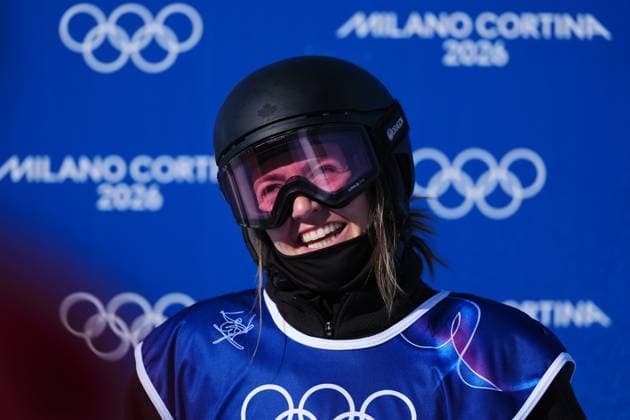 February 22, 2026, Livigno, Italy: Canada s Amy Fraser looks on after her first run in the women s freeski halfpipe at the Milano Cortina 2026 Winter Olympic Games, Olympische Spiele, Olympia, OS in Livigno, Italy on Sunday, Feb. 22, 2026. Canada News - February 22, 2026  - ZUMAc35_ 20260222_zaf_c35_002 Copyright: xSeanxKilpatrickx