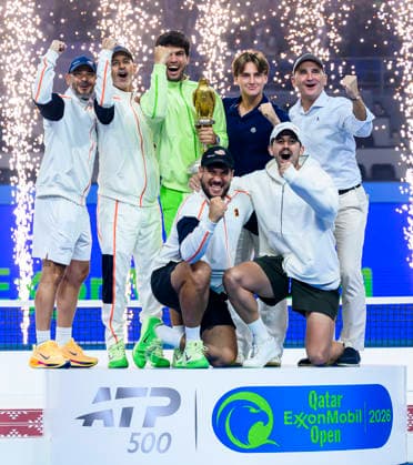 ATP, Tennis Herren Qatar Exxonmobil Open 2026 tennis tournament in Doha - 21 Feb 2026 Carlos Alcaraz of Spain celebrates on the podium with teammates after winning the men s Singles finals at the ATP Qatar Exxonmobil Open 2026 tennis tournament at the Khalifa International Tennis Complex. Carlos Alcaraz won against Arthur Fils 6-2,6-1.???? Doha Qatar Copyright: xNoushadxVariyattiyakkalx xSOPAxImagesx NVRITYAKAL-055