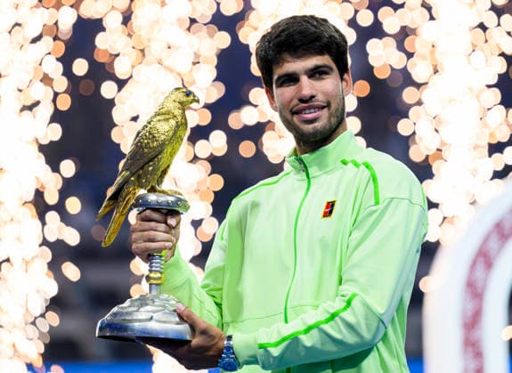 ATP, Tennis Herren Qatar Exxonmobil Open 2026 tennis tournament in Doha - 21 Feb 2026 Carlos Alcaraz of Spain celebrates with the trophy after winning his men s singles final match against Arthur Fils of France at the ATP Qatar Exxonmobil Open 2026 tennis tournament at the Khalifa International Tennis Complex. Carlos Alcaraz won against Arthur Fils 6-2,6-1.???? Doha Qatar Copyright: xNoushadxVariyattiyakkalx xSOPAxImagesx NVRITYAKAL-057