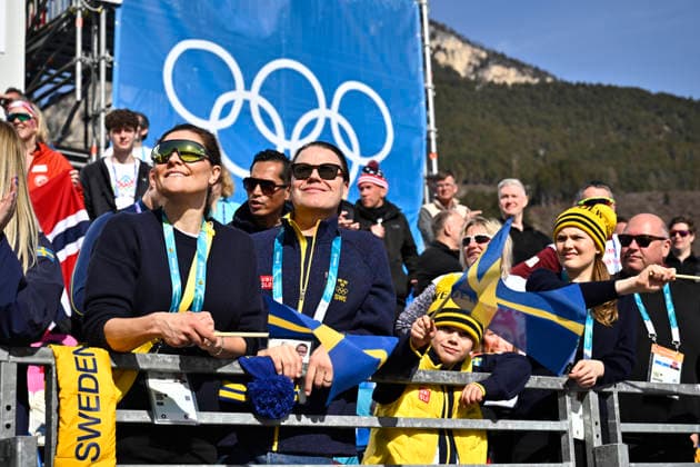 VAL DI FIEMME, ITALIEN 20260222 Kronprinsessan Victoria, prins Daniel, prins Oscar och prinsessan Estelle ser femmilen för damer pa Tesero längdskidstadion under vinter-OS i Val di Fiemme, Italien. *** Bilden ingar i SPORTPAKET. För övriga BETALBILD *** VAL DI FIEMME ITALIEN x10430x *** VAL DI FIEMME, ITALY 20260222 Crown Princess Victoria, Prince Daniel, Prince Oscar and Princess Estelle watch the womens five-mile race at Tesero Cross-Country Ski Stadium during the Winter Olympics in Val di Fiemme, Italy Picture in SPORT PACKAGE For others PAY PICTURE VAL DI FIEMME ITALY x10430x  Copyright: xChristinexOlsson TTx OS 2026 SKIDOR FEMMILEN DAMER
