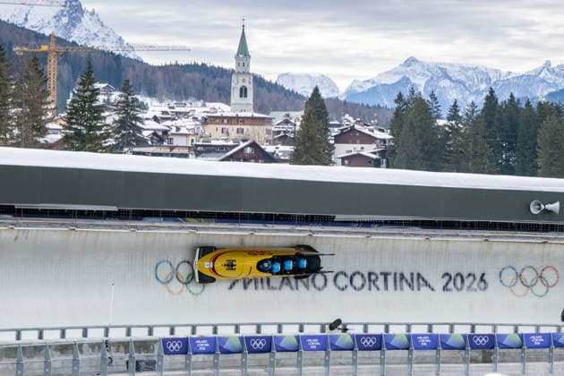 LOCHNER Johannes, MARGIS Thorsten, WENZEL Jorn, FLEISCHHAUER Georg (Deutschland) in der Zielkurve, dahinter Ortsblick auf Cortina, ITA, Olympische Spiele Milano Cortina 2026, Olympia, Viererbob Herren, Finale, 22.02.2026 ITA, Olympische Spiele Milano Cortina 2026, Olympia, Viererbob Herren, Finale, 22.02.2026 Cortina d Ampezzo *** LOCHNER Johannes, MARGIS Thorsten, WENZEL Jorn, FLEISCHHAUER Georg Germany in the finish curve, behind them local view of Cortina, ITA, Olympic Games Milano Cortina 2026, Olympia, 4-man bobsleigh men, final, 22 02 2026 ITA, Olympic Games Milano Cortina 2026, Olympia, 4-man bobsleigh men, final, 22 02 2026 Cortina d Ampezzo Copyright: xEibner-Pressefoto Memmlerx EP_MMR