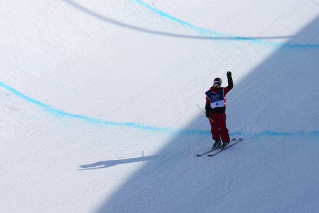 February 22, 2026, Livigno, Italy: Canada s Rachael Karker waves after taking a fall during her third run in the women s freeski halfpipe at the Milano Cortina 2026 Winter Olympic Games, Olympische Spiele, Olympia, OS in Livigno, Italy on Sunday, Feb. 22, 2026. Canada News - February 22, 2026  - ZUMAc35_ 20260222_zaf_c35_008 Copyright: xSeanxKilpatrickx