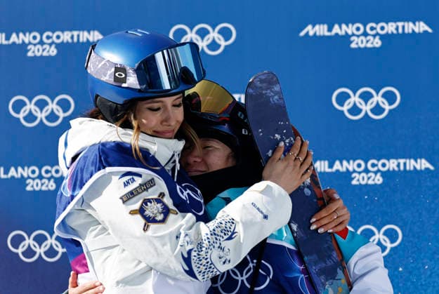 (260222) -- LIVIGNO, Feb. 22, 2026 -- Gu Ailing (L) of China hugs her teammate Li Fanghui after run 3 of the freestyle skiing women s freeski halfpipe final at the Milan-Cortina 2026 Olympic Winter games, Winterspiele,Spiele, Summer games in Livigno, Italy, Feb. 22, 2026. ) (MICO2026)ITALY-LIVIGNO-OLYMPIC WINTER GAMES-FREESTYLE SKIING-WOMEN S FREESKI HALFPIPE-FINAL WangxPeng 